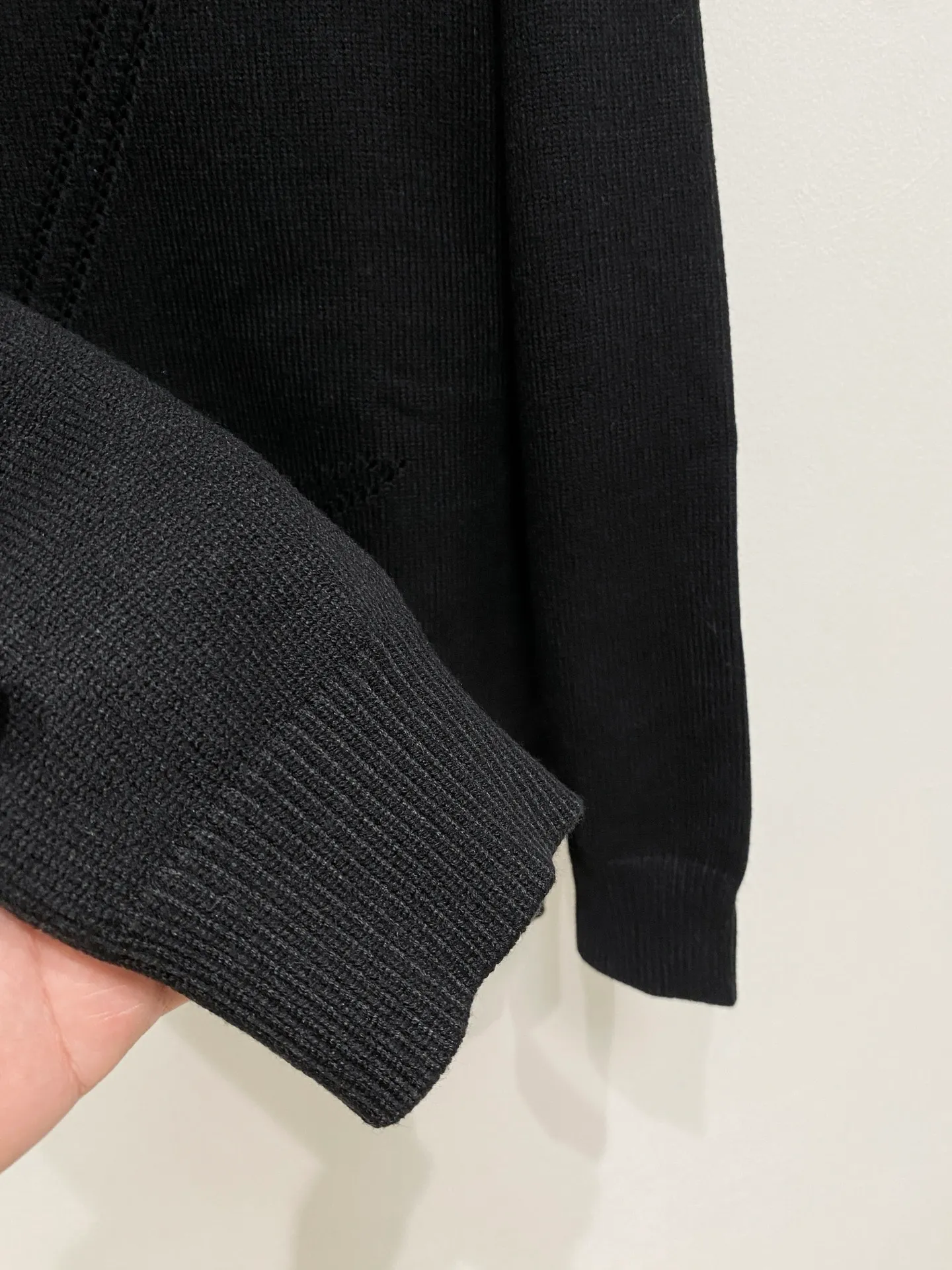 🅿️440 LV crew neck sweater, made of wool blended yarn, has good warmth retention, fluffy and soft, doubles skin care, giving you a lightweight wearing experience. High-quality natural fibers ensure high-quality life. The whole piece adopts solid color single-sided craftsmanship, leaving loose space when fit, solid color plain weave, neat texture, solid color design, durable and high-end. The workmanship is meticulous, fashionable and versatile. The reverse shoulder design is simple and comfortable. At the same time, it uses counter stitching to highlight the quality in the details, making the temperament more low-key, restrained, calm and stylish, and better showing the clean and tidy side of successful men. The collar, cuffs, and hem are made of dense rib weaving, which is tight and elastic, not easy to deform, and highlights the details and texture. Whether worn alone or layered, it can not only give you a warm feeling, but also give you a sophisticated sense of fashion.      Size: M-XXXL